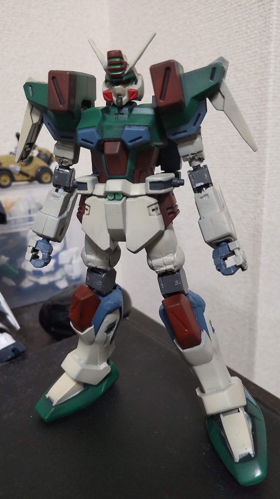 一通り塗装が完了したところここから腕の接続部分にエポパテを埋めたり足の合わせ目(ひび割れ)や写真じゃ見えませんが肩の合わせ目等を修正しました。