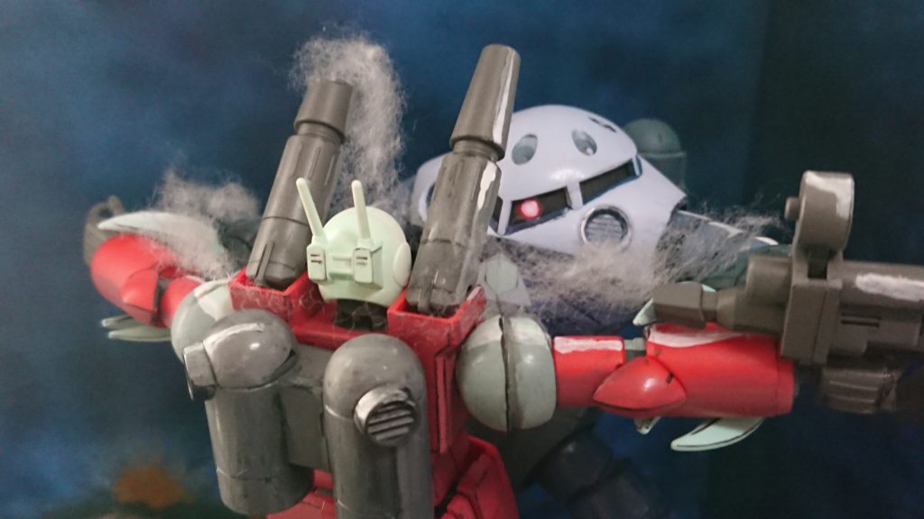 これも途中撮影ですがガンキャノンのバックパックが気になって塗装やり直し。画像で見ると光の関係でイメージ変わるので、どこら辺で完成させるか難しいですね。作りの荒らさも見えたりします。