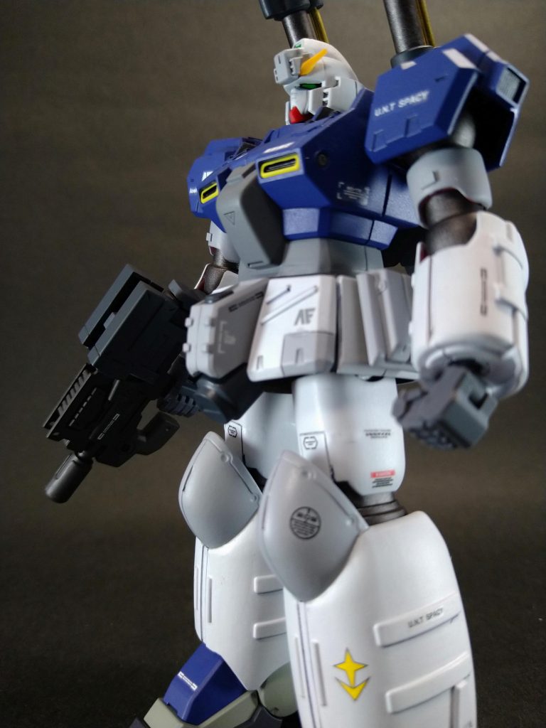 下からあおりで。製作工程は合わせ目消し+スジ彫り+合わせ目段落ち化+プラ版延長加工。プラ版延長加工は初めてだったので、うまく処理できていない箇所がいくつか…(汗)