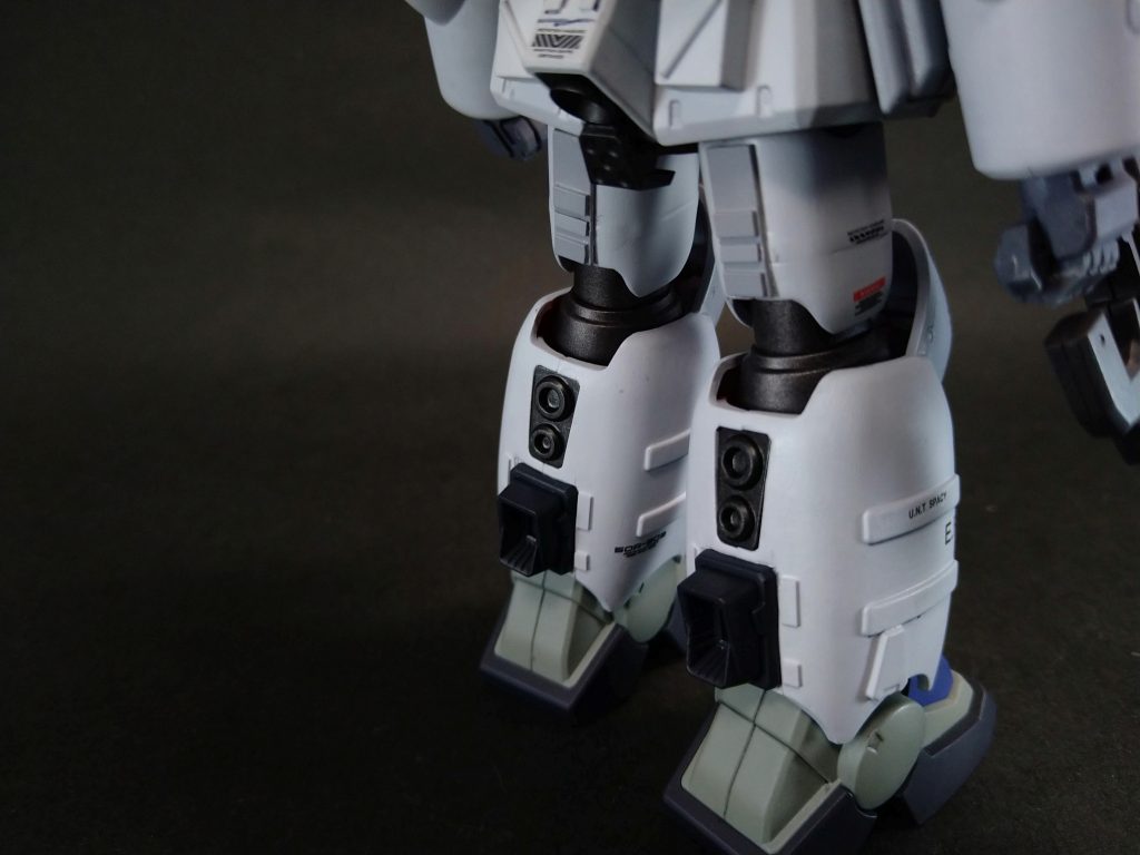 脚部には市販のディテールパーツでバーニアを追加。