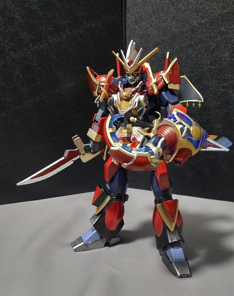 SDガンダム装甲の移植はあまりしたことないですが、今回のは上手く利用出来たので、満足のいく作品に仕上げられました。最近出たイエローゴールド使ってみたけど、コレ良いわね。レッドゴールドも渋みがあるけど、明るめのイエローゴールドも映えさせるね。もう一つのホワイトゴールドはまだ試してないので、次回作以降に使ってみようかしら。以上です。最後までのお付き合いありがとうございます。