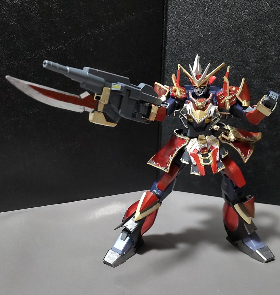 ドッズライフルⅡBGエグゼスジャックエッジの武装を流用しており、下部にナイフを取り付けて銃剣タイプにすることも可能。彼女は基本インファイターなので、弾を撃ち尽くしたら、ナイフのみ取り出して銃の方はすぐに捨ててしまうようだ。