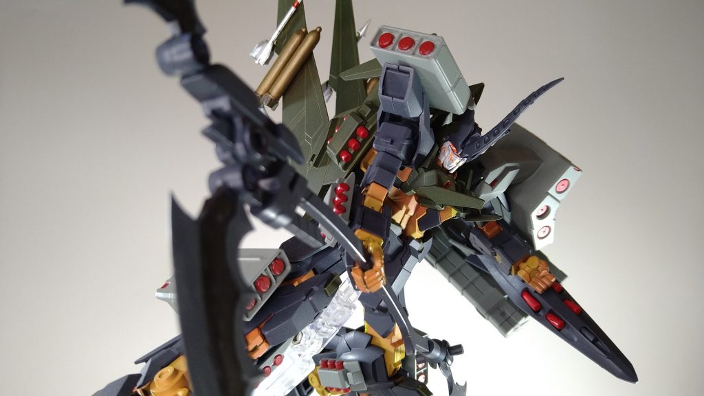 全身に爆装していますが携行武器は大鎌のみというアンバランス