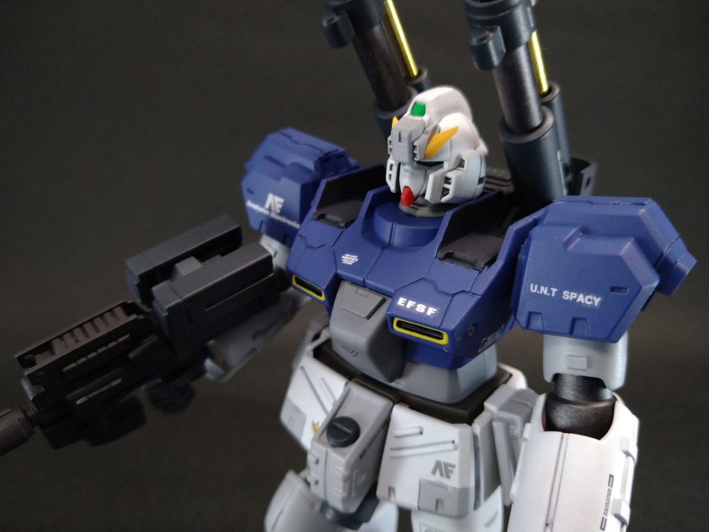 作品は量産型ガンキャノンをベースにディテールパーツを追加。ガンダムフェイスは、