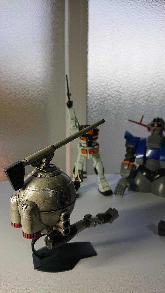奥は旧キットのジオングとガンダム