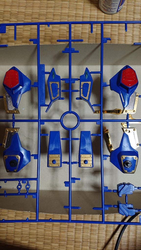 リアルモードの脚をガンダムマーカーゴールドで筆塗り。