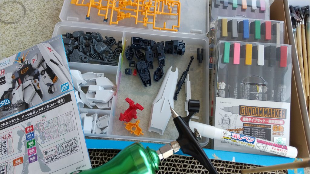 今回使用したエアブラシとガンマカ達。セットは3種類持ってます。・細先タイプセット・細部塗装用・ガンダムメタリックマーカーセット・ガンダムメタリックマーカーセット2