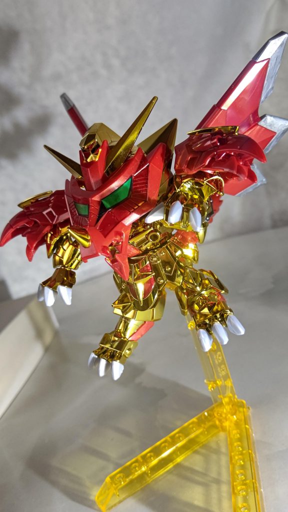 紅いパーツもメタリック調の整形色でパチ組しただけでも色分けほぼ完璧で満足感あります。うっかり落として顔に傷付けてしまいましたが、新しく出たイエローゴールドがメッキの色味にマッチしていて買っておいて良かったてなりました。