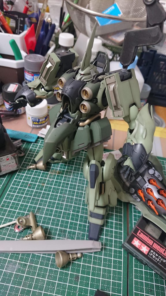 いつもの散乱した作業台と、汚れるのを待つクシャトリア...