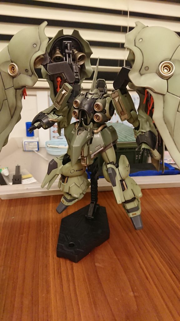 ディスプレー台が小さく、よく横転しています...