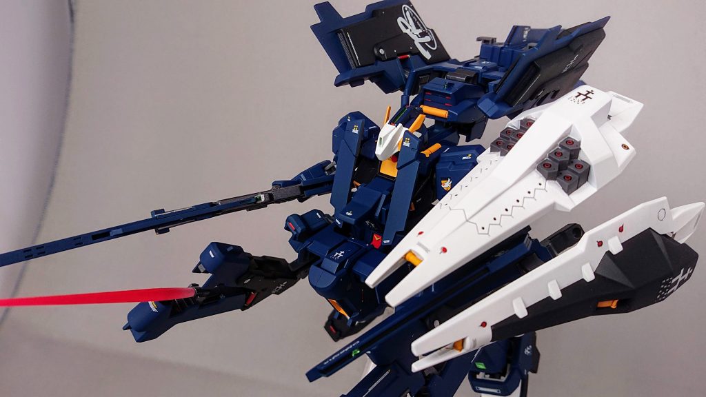 写真中央下部、シールド基部のノーズセンサーユニットにはモノアイがあり、それがレール上を動くという解釈から、ラピーテープとUVレジンで表現しました。