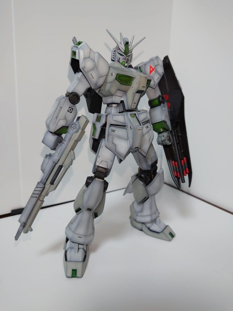 各所にプラパン貼り付け、スジ彫りを入れてます