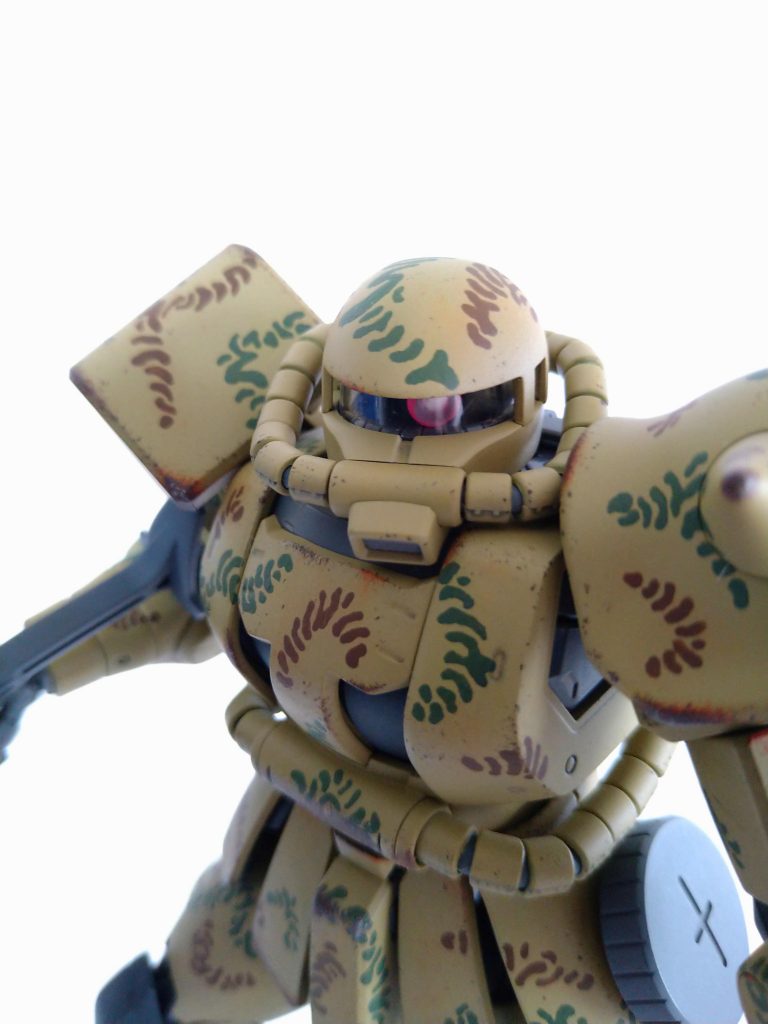 ただ、ただねぇ。。何かこう、『兵器感』が薄れたというか。。『お洒落感(?)』が出ちゃったというか。。イメージしてなかった出来映えになった事だけは、間違いありません(笑)そこで、プラン以上に汚しを入れる事にして、実存感をアップさせるというテを採りました。いや、カッコ悪いワケじゃないんですけどね。