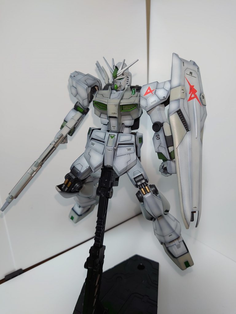 下地黒サフでグラデーション塗装、関節はガンダムマーカーを使いました