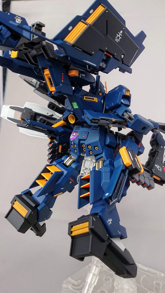 赤い部分には、シタデルカラーを使いました。高価なだけあってすごい発色です。