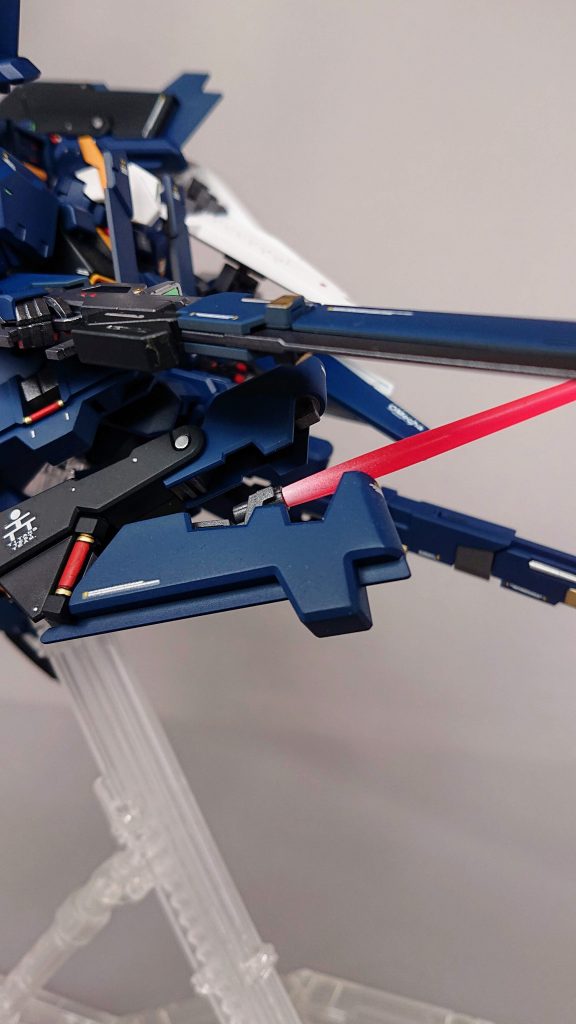 ビームサーベルのエフェクトを蛍光ピンクとホワイトで塗りました。