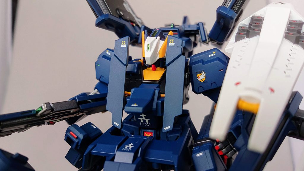 センサー部分はラピーテープとUVレジンで仕上げました。バトオペ２を真似て、右肩をグリーンに、左肩をレッドにしました。