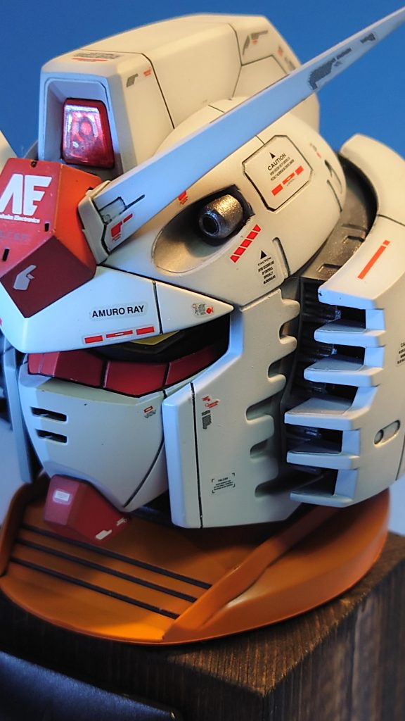 ちょっとだけ筋彫りを追加しています。アゴとアンテナの赤い部分はエッジが出るようにヤスリがけをしました。