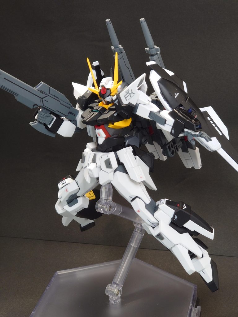 スタンバイモード。バランスの取れた基本形態です。背部にはダブルバレットのツインドッズキャノンと、AGE2の発展型である巨大可変ウイングが装備されています。