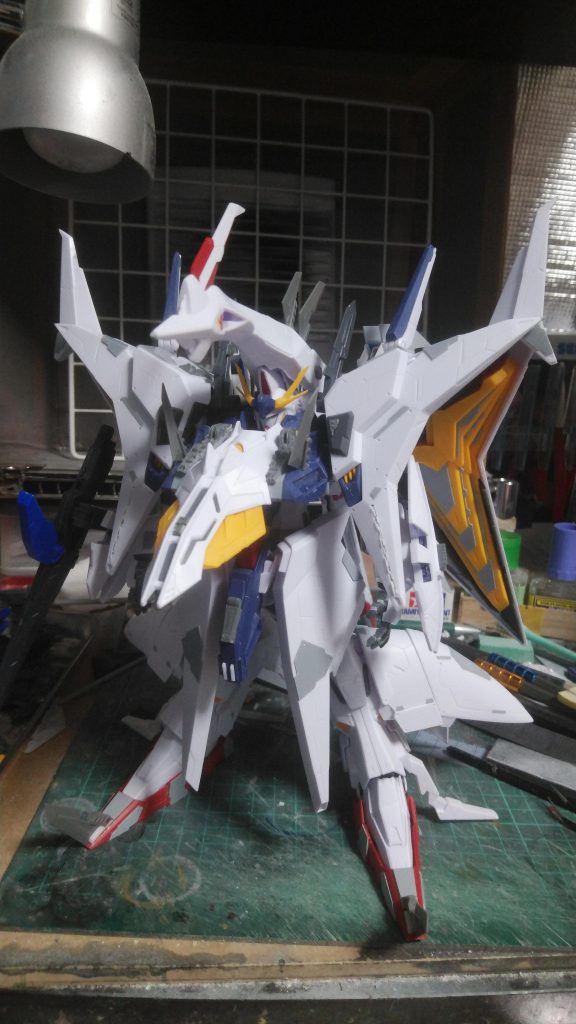 加工後の仮組みミノフスキークラフトの黄色いところはホビージャパンを参考に複雑な凹凸を付けて立体感を出しました