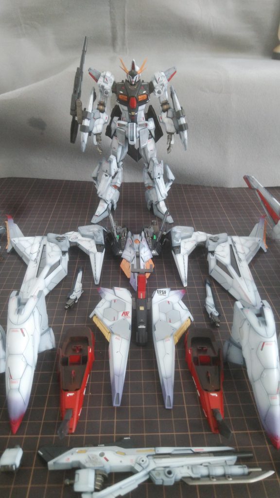 オデュッセウス本体とフライトユニットです。オデュッセウス本体も抜かりなくこれでもかと手を加えました。とくに腹部、膝関節でそれぞれ8mm、5mm延長してプロポーションを変えました