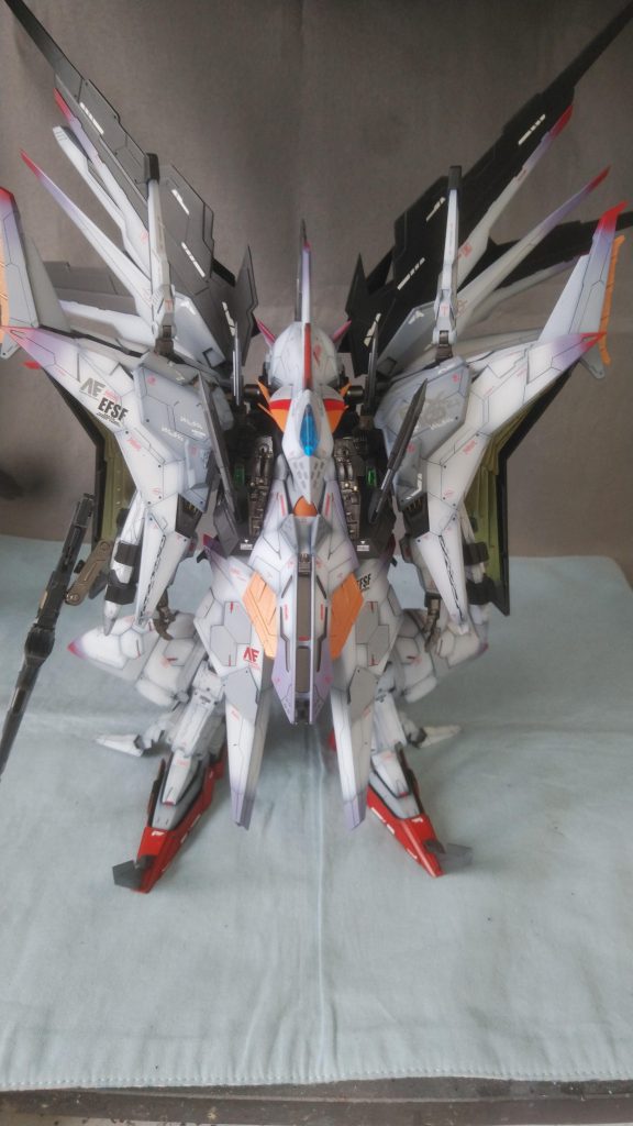 背面に、HGヘリオスのウィングをベースにしてプラバンで延長したウィングを装着しました。ミノフスキークラフトを空中で制御するAMBCシステムを搭載しているという設定です
