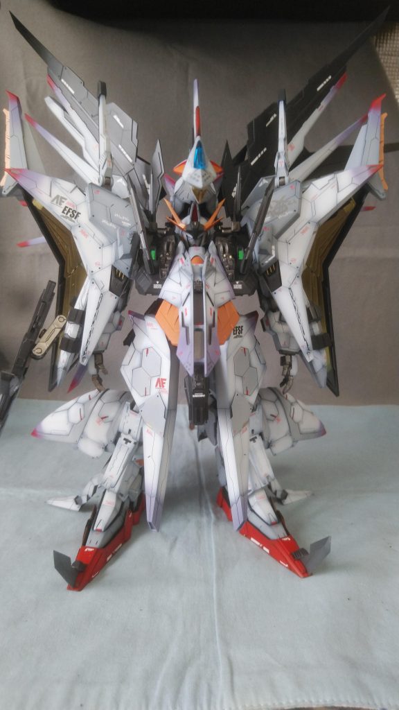 平手のハンドパーツは指がまっすぐで反りすぎだったので、各関節で切り飛ばして指の角度を変えて再接着、フライトユニットのフロントスカートは、幅が広すぎたので幅詰めして小型化しました。