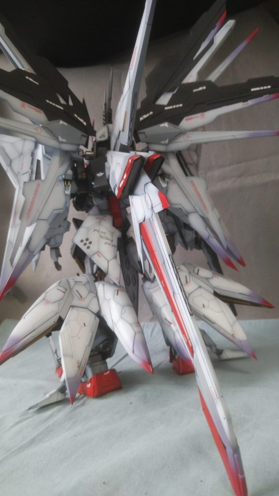 背面はこんな感じ　ウィングを広げるとカメラに収まりませんね　フライトユニットの各先端にパープルとレッドでグラデーションしました。フライトユニットが花のイメージがあるので似合います。このグラデーションは最近のお気に入り✨　各所にデカールを貼って、つや消し吹きました