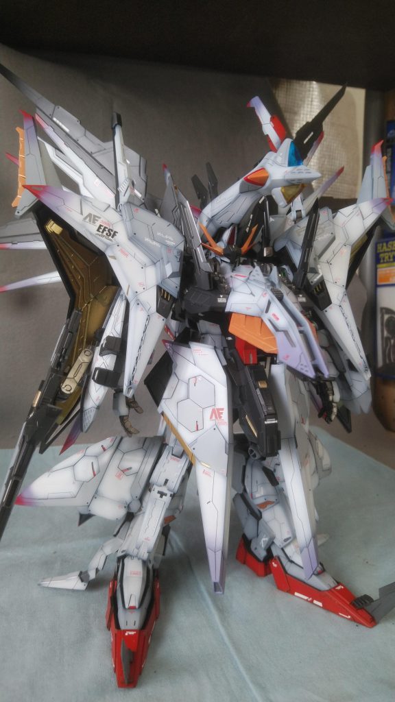 各パーツのスジ彫りにエッジ出しを中心に加工して、一部コトブキヤなどのパーツでディテール追加、各所のメカディテールはスターウォーズのパーツを使いました