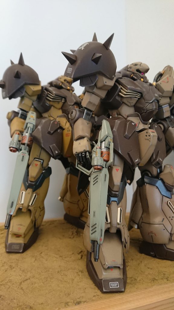 テロ組織のどこに1機数百億?するだろうMSを購入可能な資力があるのか謎ですが、(購入後は好き勝手に塗るんだろうな...)そんなイメージで作ってました♪