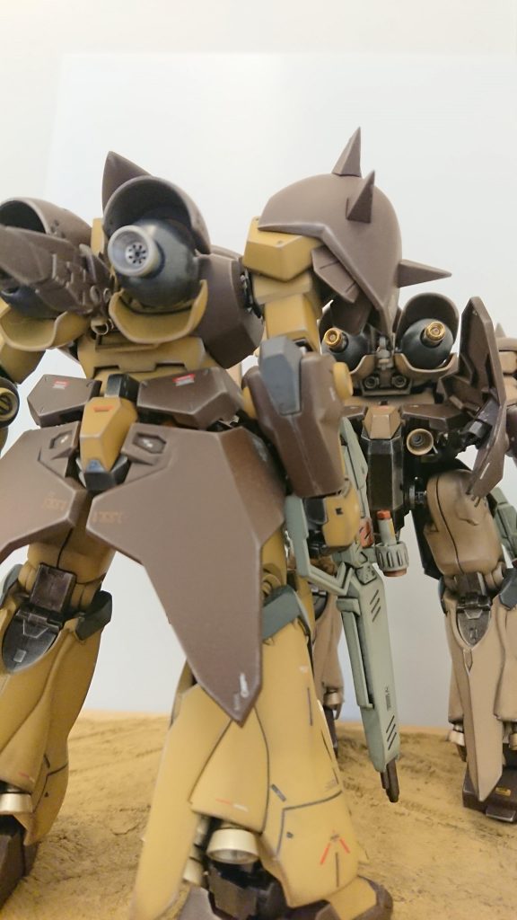 自由落下のシーンでは重い機体を火力とスカートの舵で何とか浮かせそうするシーンに萌えました...