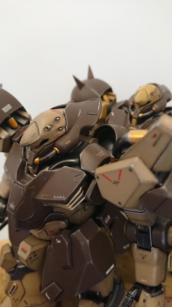 ところでメッサーのコックピットは頭部でしたよね?モノアイやバルカン砲など何だか騒々しい操縦席だと思います...