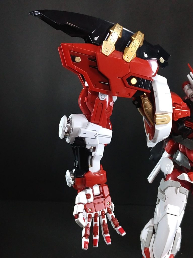 パワーシリンダーのフィンをガンダムマーカーEX メッキシルバーで塗装。手のひらと脇の金色のパーツにピンが見えるところがあるので、マイナスモールドを追加しています。手がPGストライクの流用なので、アストレイの指に見えるように塗り分けてみました。肩の白いパーツはメタルビルドを参考にへこんだ部分を黒く塗ってみました。また、左右で同じパーツなので、ガーベラストレートの懸架パーツが付かない右側の穴が目立つので、余剰になるシールドのパーツを使って塞ぎました。