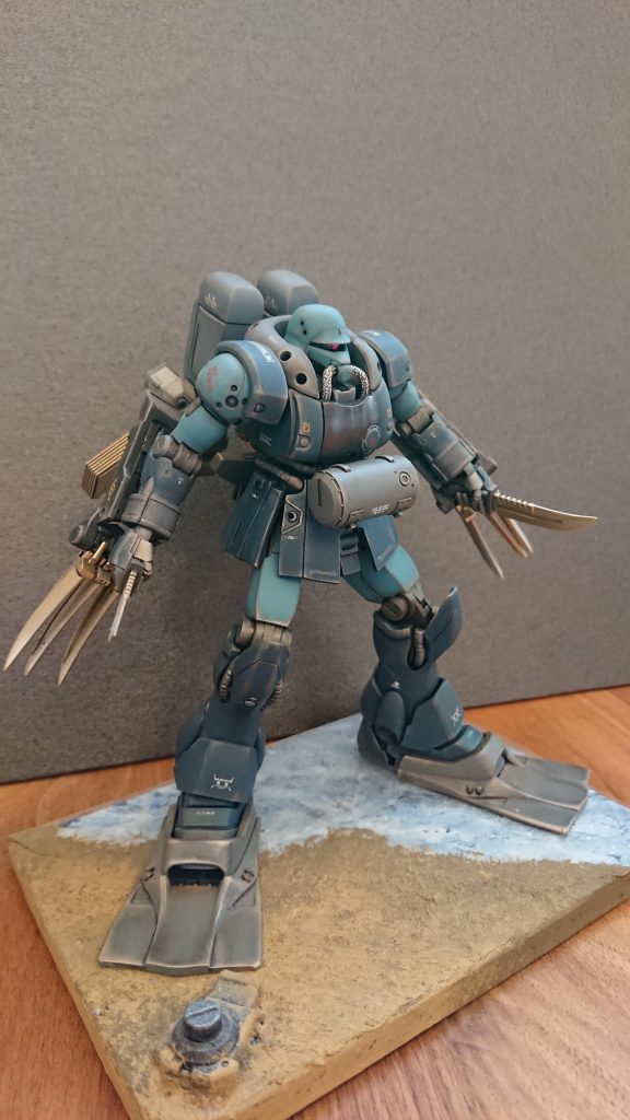 スキューバダイビングかっ！貝をこじ開けるナイフを両手に持つ！