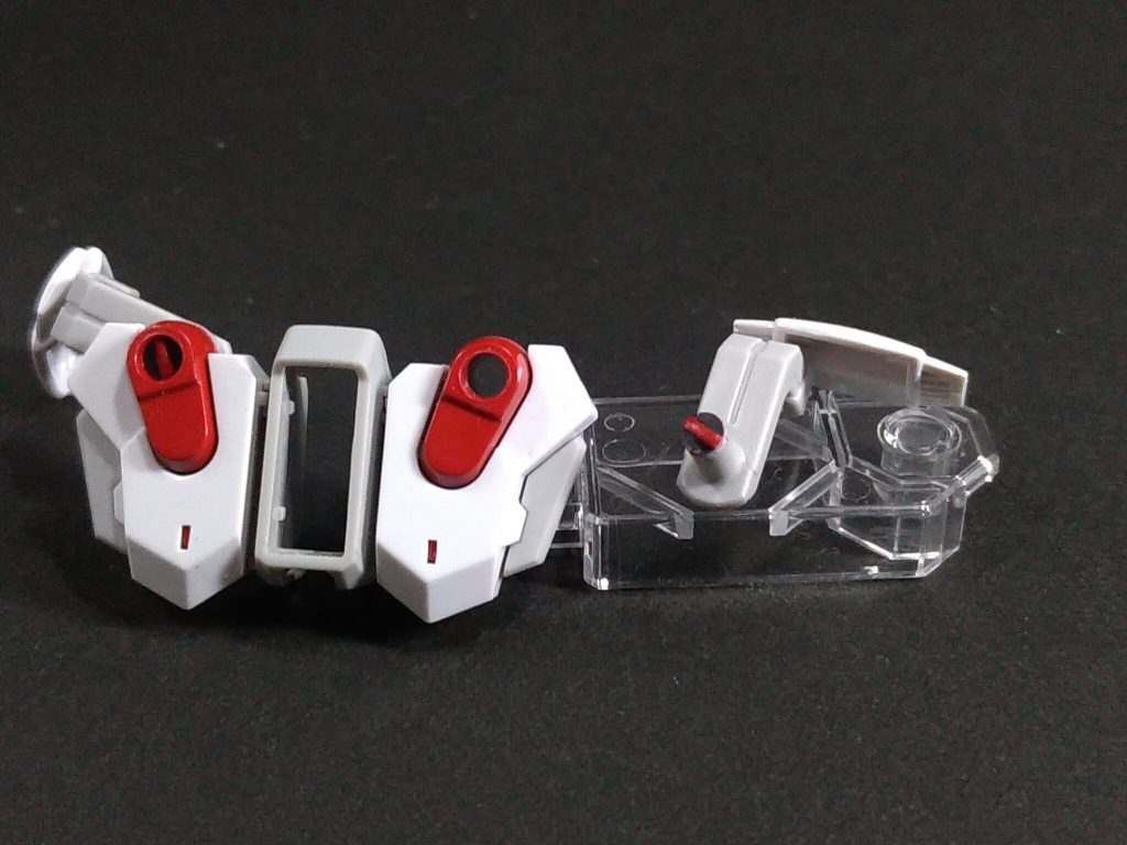 リアスカートの出っ張りを設定どおり赤で塗装。穴の中を「〇一モールド」化するためにピンの両端を削って「凸」の形に加工して中央を赤、周りを黒で塗装しました。