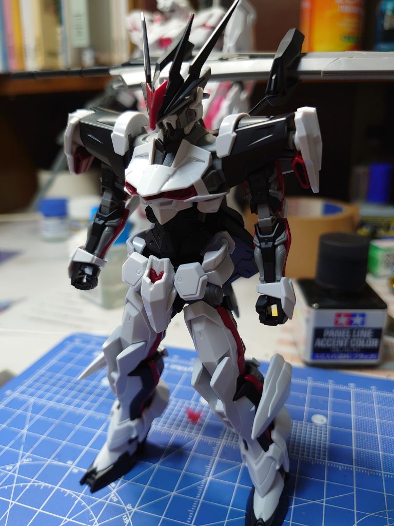 素組みしたばかりのもの。このガンプラを見た途端に脳内に浮かんだのがモンスターハンターシリーズに登場する天彗龍バルファルク。背中のジェットパックや、形状もバルファルク装備に似ているため銀色の機体を再現するために全身の白パーツを銀系統で塗装。使った塗料は銀色をMr.メタリックカラーGXのGXアイスシルバー