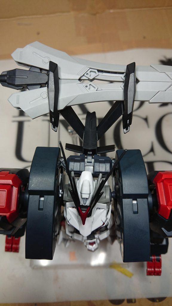 Tブースターは3ミリ穴を切り飛ばし、接続は腕のボールジョイントのみです。ブースターの中心に3ミリ穴を開け背面ユニットを取り付けました。  前回の投稿から大分空いたうえ、素組み改造なので手抜き感がありますが、見た目がなかなかカッコよかったのでアップしました。見ていただきありがとうございました。次回は既に作ってある物を時間のあるときに写真を撮って投稿しようと思うので、また見ていただけるとありがたいです。