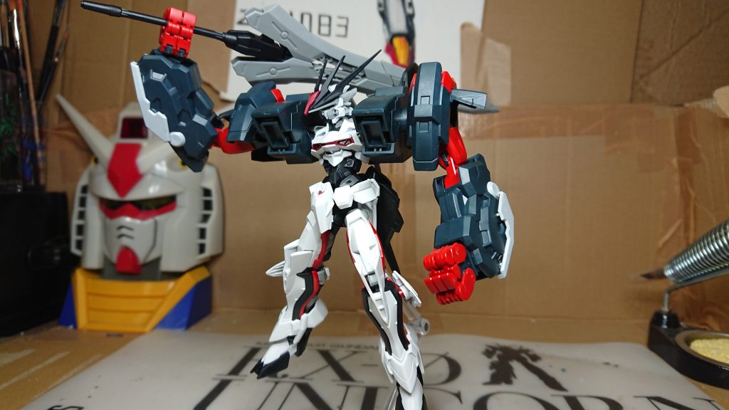 続いて大剣モードです。頭を戻し、ロードロングソードを持たせます。Tブースターの保持力が高く片手でも余裕で扱えます。ソードの持ち手を軽く削りジョイントを差し込んで持たせています。