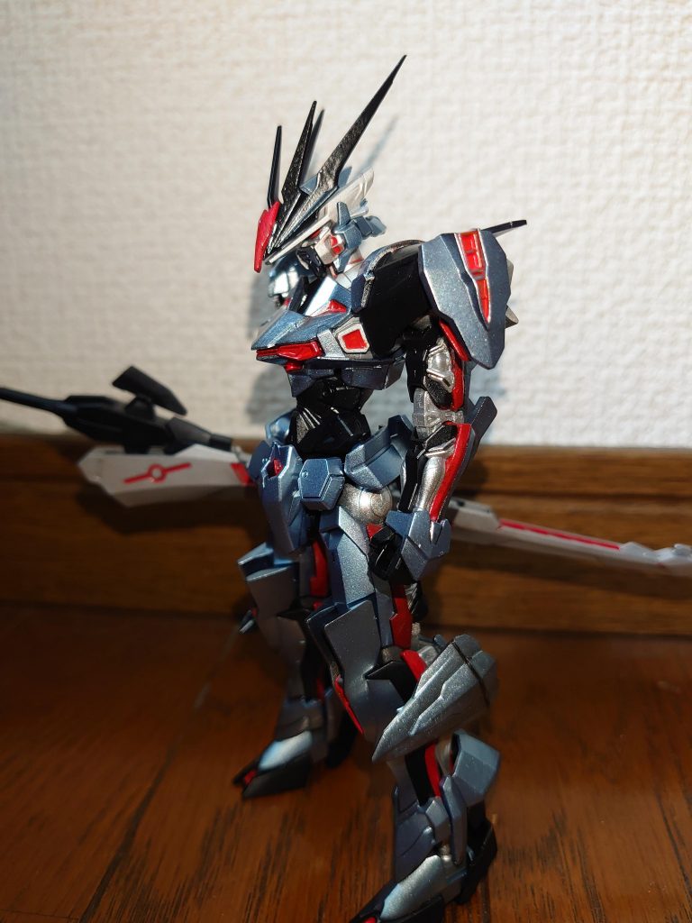 ガンダムアストレイリュウセイロードアストレイリュウセイの基本形態。この形態の背部にブースターパックを取り付けるとロードアストレイリュウセイになるといった感じ。基本武装として太刀を持っています。同作品のストライクガンダムをイメージした設定です。