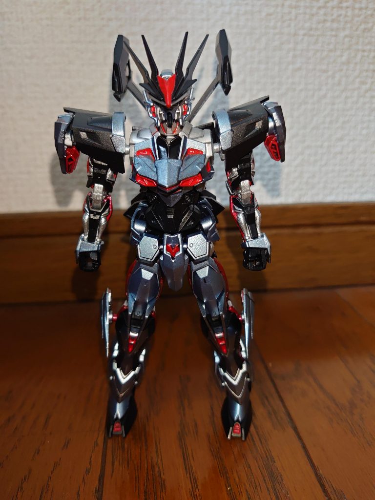 武器は塗料が品切れだったために缶スプレーのシルバーで塗装、最後に光沢トップコートを吹いて完成。現在この機体の相棒的な存在の機体も制作中。近日公開します