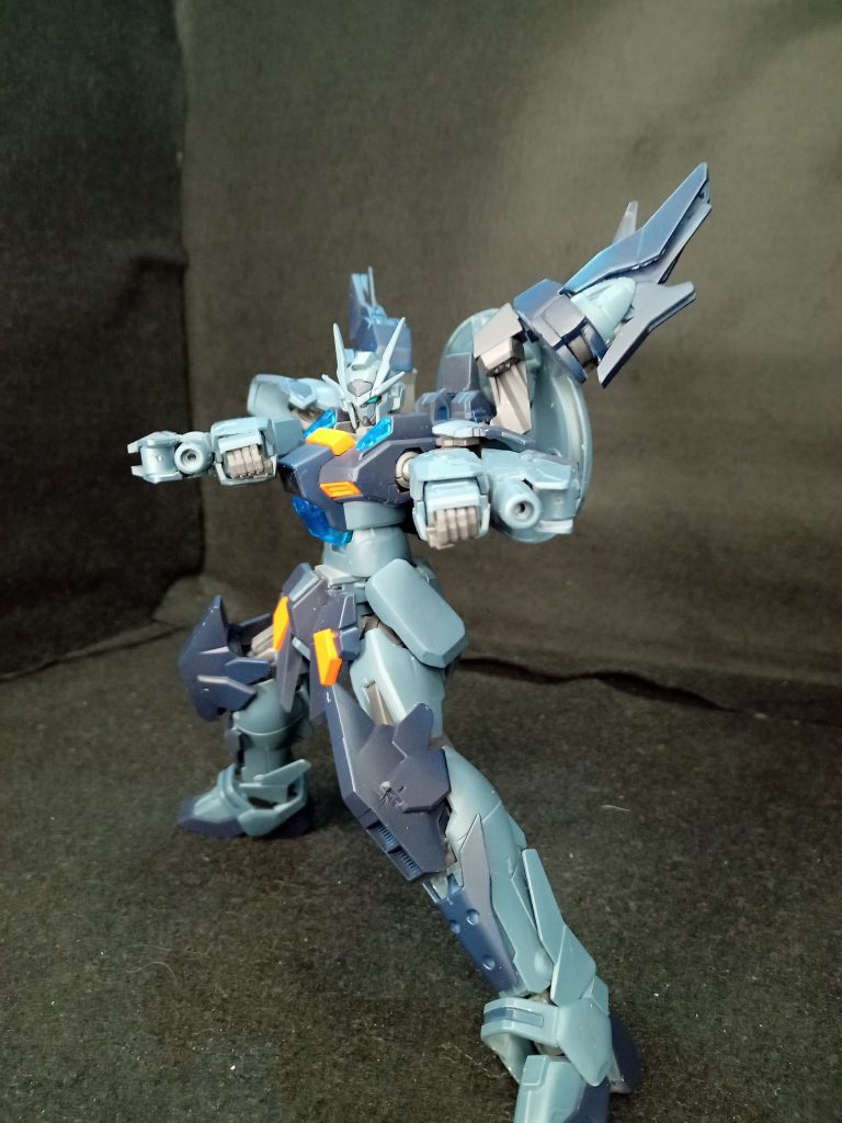 両腕にはGNアイギストンファーを装備。ビームライフルとしてだけではなく、ビームサーベルの機能も持つ。