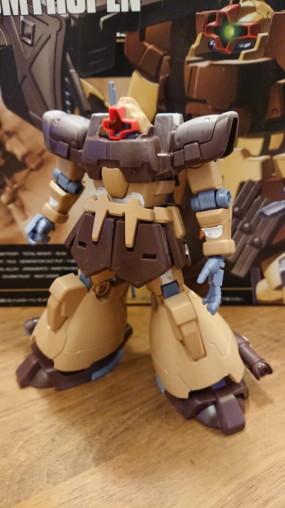 素組後、一部パテ盛り、モノアイ部カットした状態。 　この時、何を思ったのか...   完成が遅れる様々なことをやろうと企てておりました...