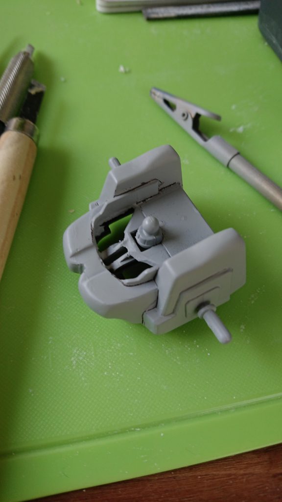 頭を潜らせたいためカット。(こんなことを考えるなんて僕天才)と思いましたが... 以前より皆様が行っている定番改造と知り己の凡人さを痛感... と同時に (面倒クセぇなぁ...こんなことやらなきゃ良かった...)そんな気持ちが芽生え始めた頃... (この後何ヵ月も手が止まる...)