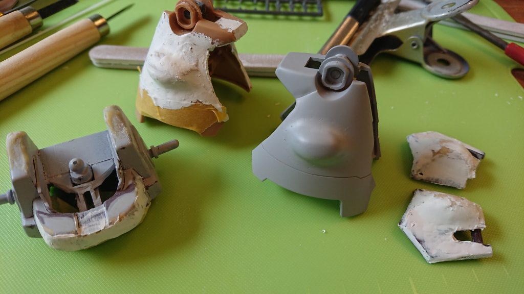 (何か詰まっている方が...)  機動力を高める「何か」が詰まっている方が良いだろうと、エポパテを用いてコブを作りましたが...   　こりゃコブ取りドムだわぁ...と落胆(悲)