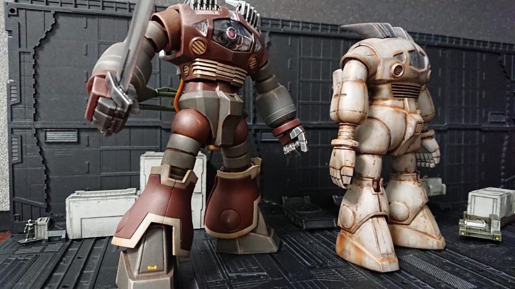 ガンプラの進化を感じます。右の放置MSは模型店でパッケージが色褪せ埃だらけのものを200円位で購入したもの。まさに放置物...初めは改造してベストプロポーションを目指すつもりでしたが、面倒臭くなり放置されたままサビついた機体に決定♪