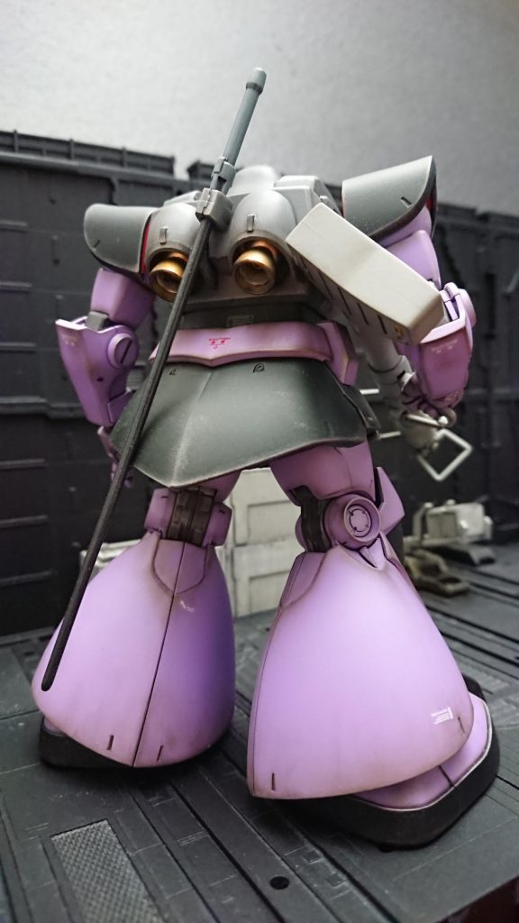 背面はのっぺりしており、(筋掘りすれば良かったなぁ...)と少しだけ反省♪バーニアはタミヤの「高い金」缶スプレーを何度も重ね塗りしましたが、キンキラキンにならなくて失望♪