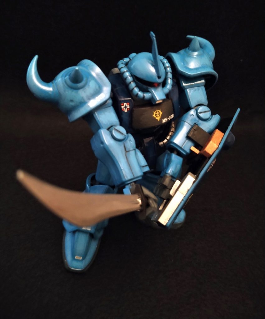 ヒートサーベルを構えて。シルバーに塗ってしまい、普通の刀っぽくなってしまいました。