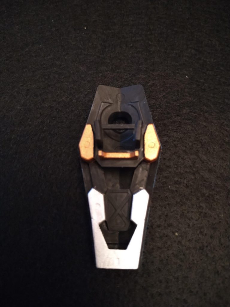 シールド裏も塗分けてます。