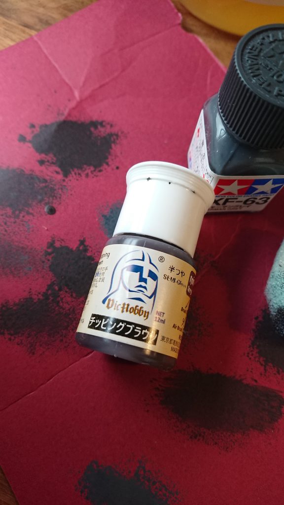 タカラ塗料の発色には劣りますが最近使っている「サビトントン」用の塗料です。(安価がポイント)(ヤベッ!乗せすぎたっ!)と思っても指に唾をつけてゴシゴシすると落ちます。(使用方法を守り正しくお使いください)