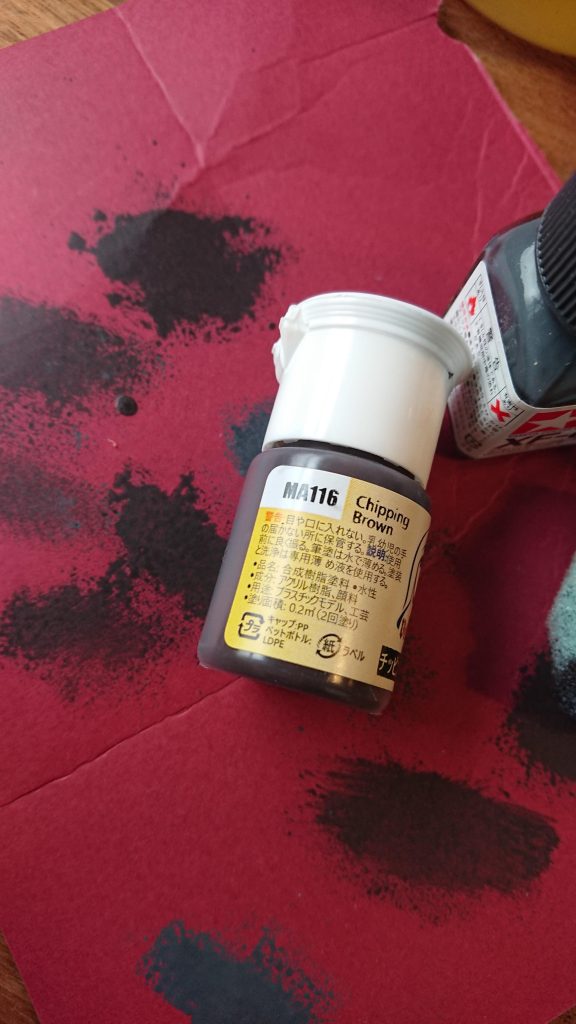 この色と「明るい茶色」とを相互にカビ×サビトントンしていきますと、いい感じに朽ちていきます。https://www.yodobashi.com/product/100000001005320161/★1つですが、私は1つ230円なので文句はありません。このままの濃度でトントン。少し薄めてサビ筆流し。イマイチでしたら、(パンを食べて消化してしまったので何もないと思えばいいか!)そんなポジティブシンキングでお願いします。